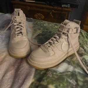 Women’s size 11 Nike boot/sneaker